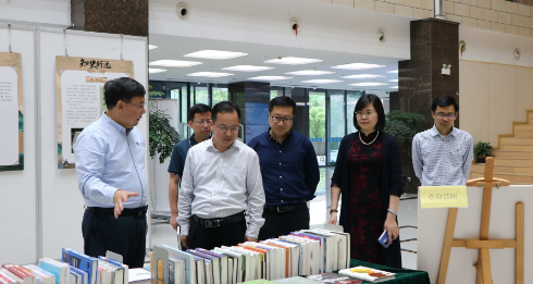 校纪委书记楼胆群调研指导图书馆工作
